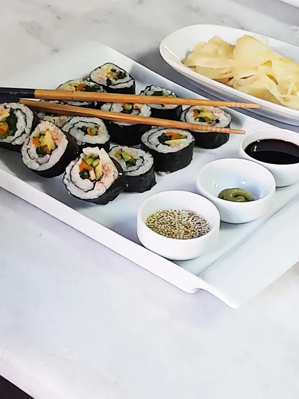 Anıt Eğitim galerisinde sushi ruloları ve servis malzemeleri