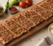 İnce uzun hamur üzerinde kıymalı Konya etli ekmek